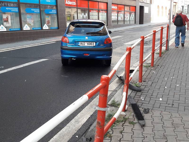 Auto narazilo do zábradlí přímo před redakcí Ústeckého deníku