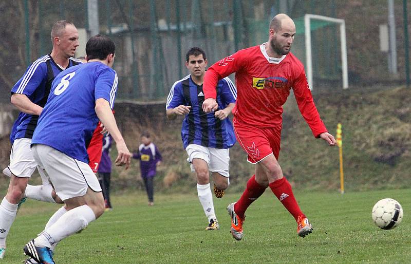 Fotbalisté Neštěmic (červení) doma porazili Bílinu 3:2 po penaltách.