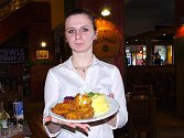 Tak jako každý čtvrtek se v restauraci Sport Pub Zlatopramen vařilo podle čtenářů Ústeckého deníku. Pečená prsíčka v těstíčku byla šlágrem jídelního lístku.