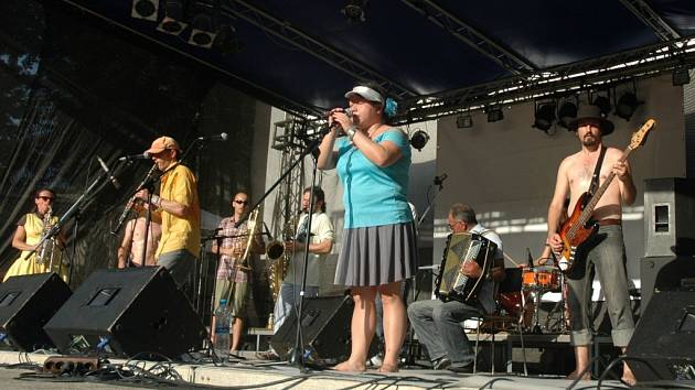 Kapela Allstar Refjúdží Band zahraje na hlavní scéně Barevné planety na Mírovém náměstí v Ústí nad Labem.