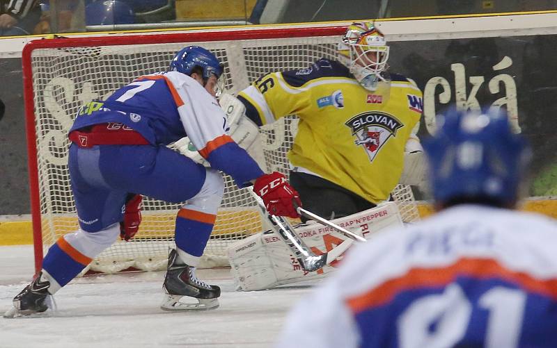 Hokejisté Slovanu (žlutí) doma prohráli s Litoměřicemi vysoko 0:5.