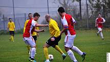 Fotbalisté Brné (žlutí) doma rozstříleli Šluknov 7:0.