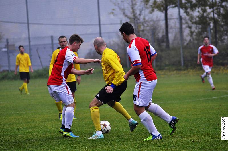 Fotbalisté Brné (žlutí) doma rozstříleli Šluknov 7:0.