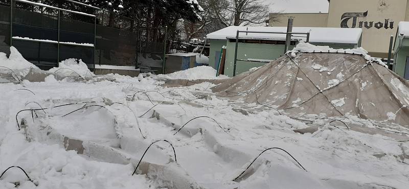 Nafukovací tenisová hala ve Velkém Březně nevydržela tíhu sněhu a propadla se