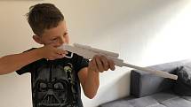 Tomáš Ženčák s vlastnoručně vyrobenou puškou z papíru.