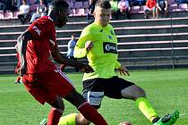 Třinečtí fotbalisté (v červeném) doma podlehli v duelu tabulkových sousedů Ústí nad Labem 0:1. Foto: Petr Rubal