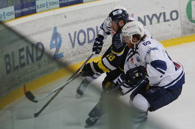 Ústečtí hokejisté (modří) prohráli s Kladnem 2:5 a sezona jim skončila.