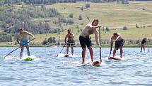 Na hlavní pláži se uskutečnily závody v paddleboardingu.