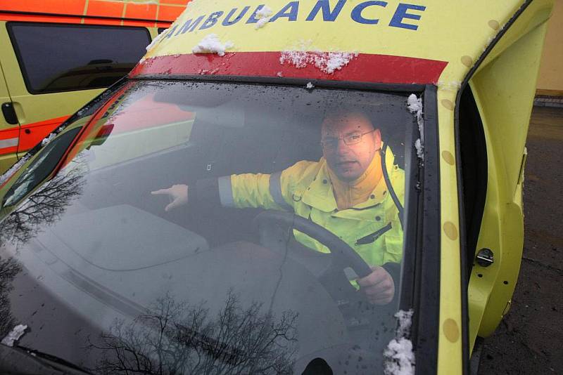 Fotoreportér Deníku usedl za volant převozové sanitky, transportoval do nemocnice k vyšetření několik seniorů a převážel také krev.