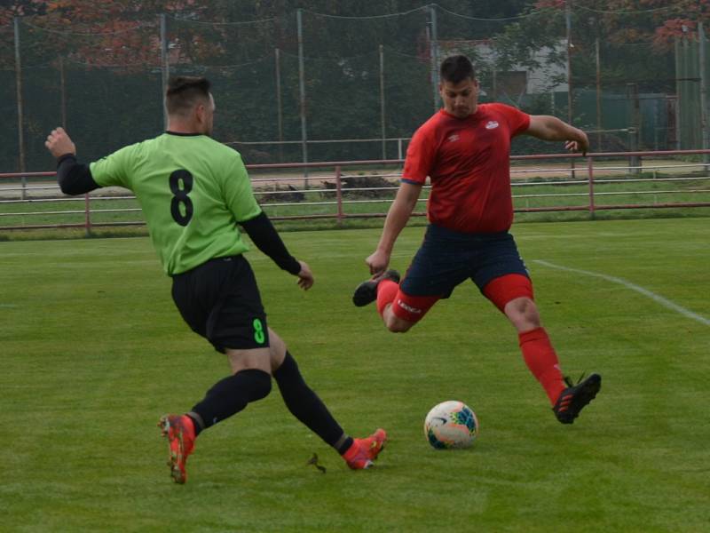 Fotbalisté Junioru Děčín (červené dresy) doma porazili Svádov 3:1.