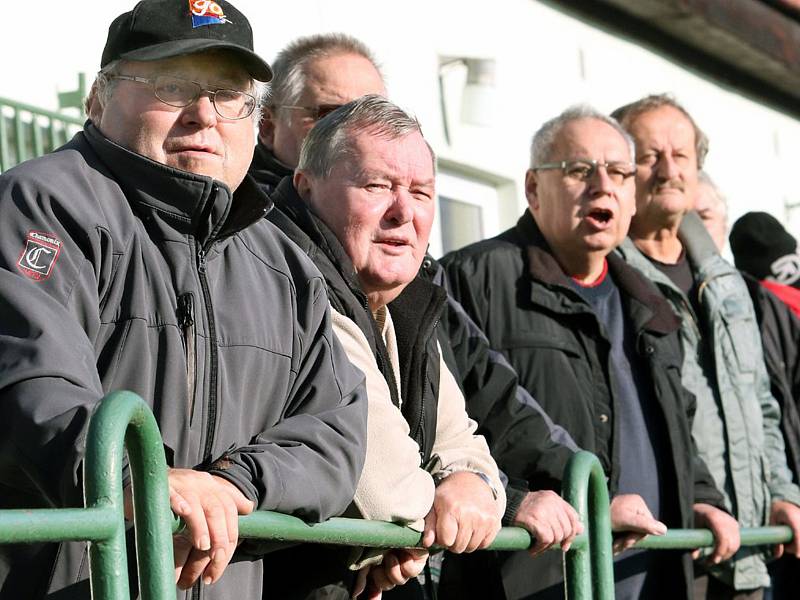 Fotbalisté Neštěmic (v červeném) doma v posledním podzimním kole porazili Českou Kamenici 3:1. Foto: Deník/Rudolf Hoffmann