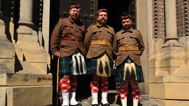Skupinka tří členů ústeckého spolku Klubu vojenské historie se vydala na oslavu 100. výročí 3. bitvy o Ypres.