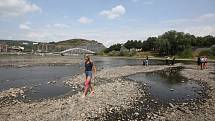 Velké sucho opět odhalilo část dna řeky Labe v Ústí nad Labem.