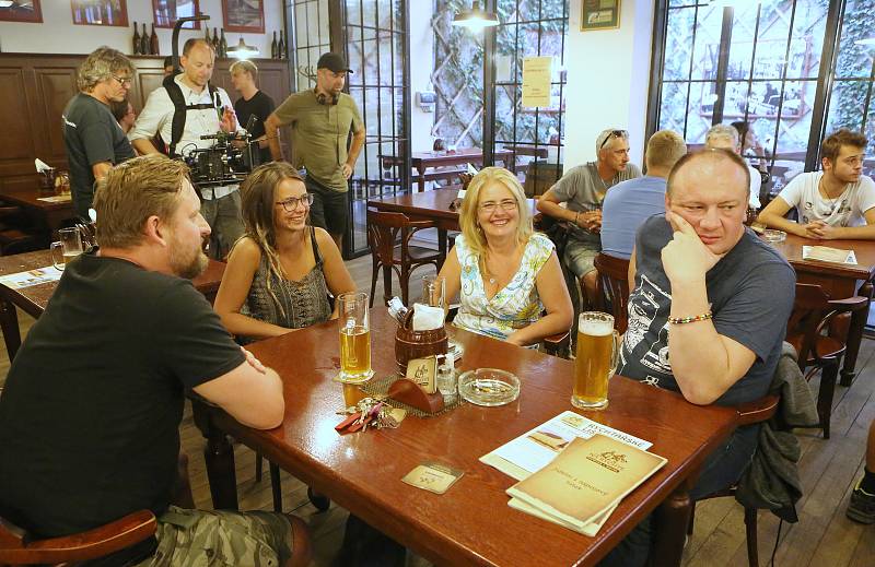 V ústecké restauraci Na rychtě se natáčí film Úsměvy smutných mužů podle knihy Josefa Formánka.