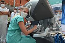 Prezentace robotické chirurgie v ústecké Masarykově nemocnici. Na robotu už tamní lékaři udělali na čtyři tisíce operací. Vyzkoušet si, jaké to je operovat s pomocí robota, přišli také zdravotníci.