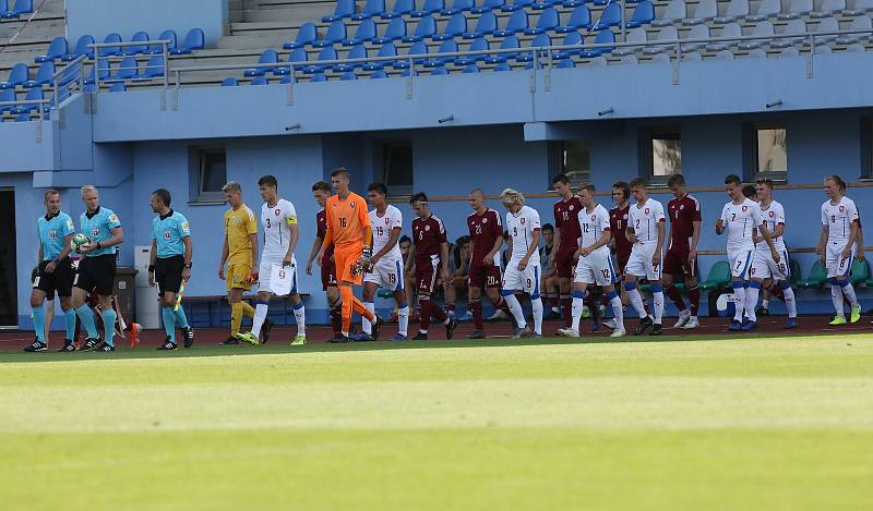 Česká republika U18 (v bílém) porazila v Ústí nad Labem Lotyšsko U18 2:1