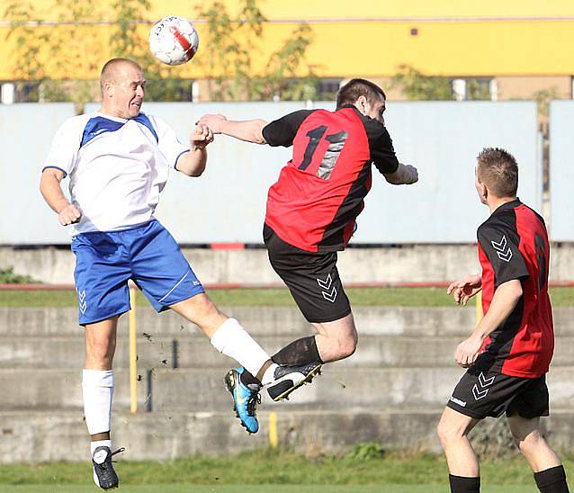 1. B třída  -   MSK Trmice (bílí) proti  FK Jiskra Velké Březno (červení) 