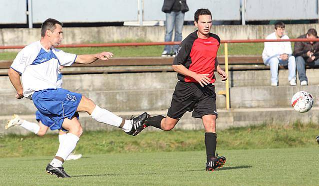 1. B třída  -   MSK Trmice (bílí) proti  FK Jiskra Velké Březno (červení) 