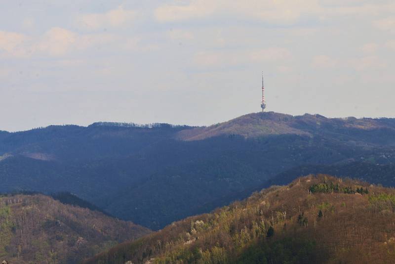 Dnešní teplé a slunné počasí bylo jako dělané na procházku či výlet. Jedním takovým místem, které stojí za navštívení je zřícenina hradu Blansko na Ústecku.