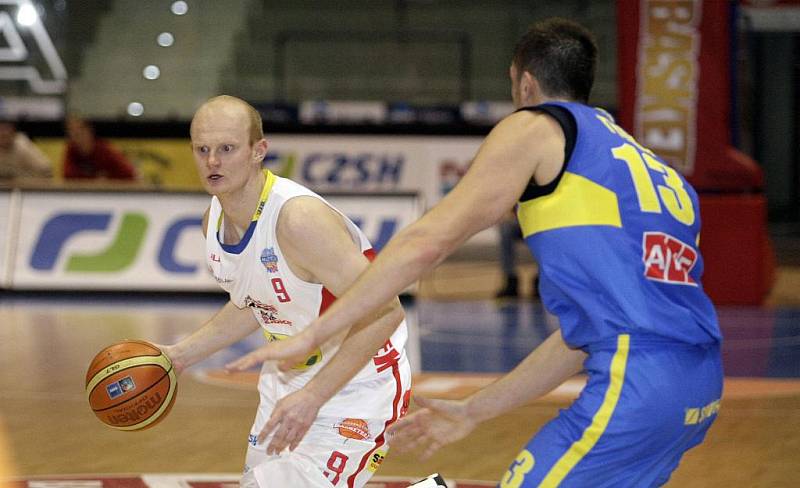 Basketbalové utkání Mattoni NBL mezi BK JIP Pardubice (v bílém) a Sluneta Ústí nad Labem (v modrém) v pardubické ČEZ Areně.