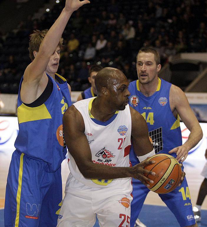 Basketbalové utkání Mattoni NBL mezi BK JIP Pardubice (v bílém) a Sluneta Ústí nad Labem (v modrém) v pardubické ČEZ Areně.