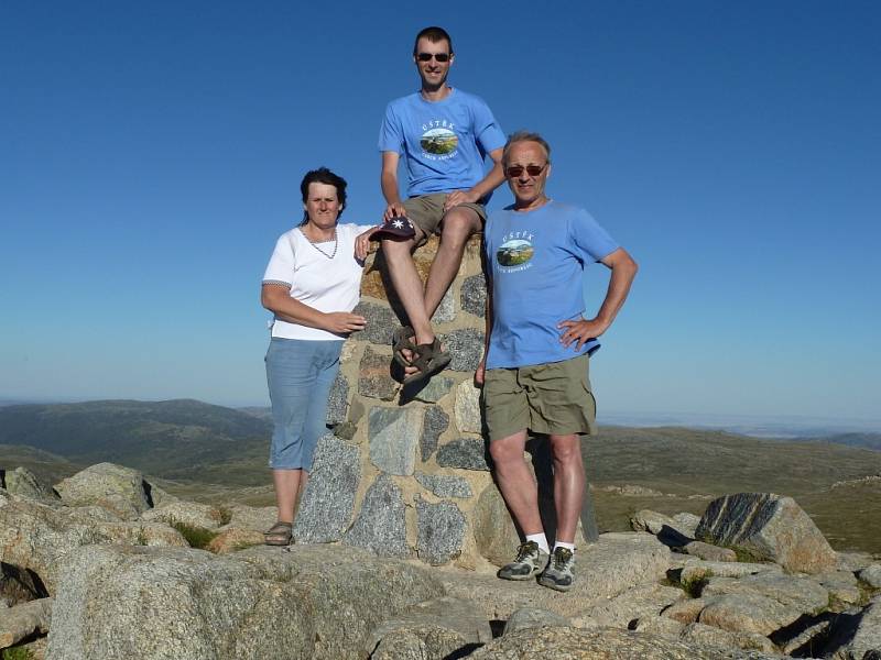 Vrcholu nejvyšší hory Austrálie Mount Kosciuszko (2228 m n. m.) jsme dosáhli po 9 km chůze za 3 hodiny, napsal Pavel Starý z Úštěka.