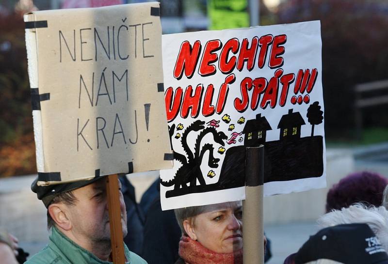 Demonstrace proti prolomení limitů před krajským úřadem v Ústí nad Labem.
