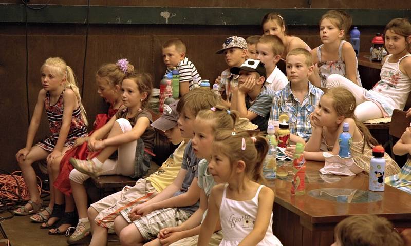 Herci ze souboru Činoherák Ústí předvedli dětem z ústeckých škol komediální maňáskové představení Lakomá Barka.