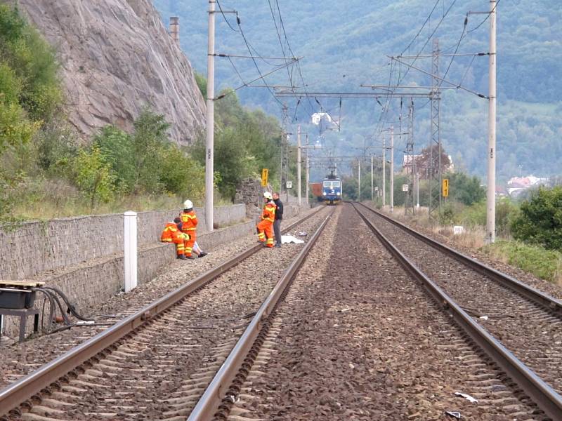 Sebevražda dívky mezi Povrly a Ústím nad Labem zastavila vlaky kvůli vyšetřování tragédie drážními odborníky a policisty. 