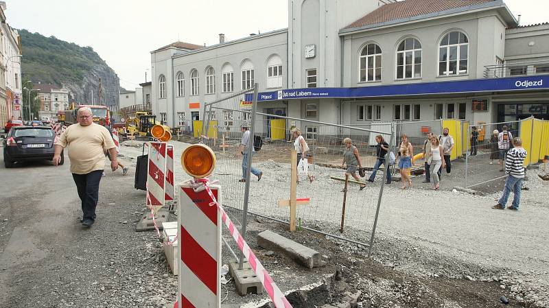 Rekonstrukce silnice a chodníků před hlavním nádražím v Ústí, 2009