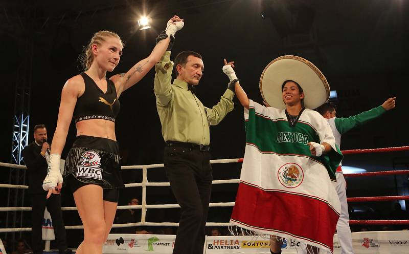Fabiana Bytyqi (vlevo) vs. Maria Soledad Vargas v souboji o titul mistryně světa WBC v atomové váze