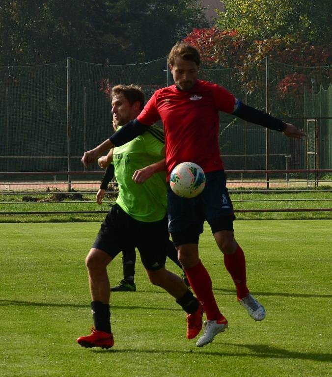 Fotbalisté Junioru Děčín (červené dresy) doma porazili Svádov 3:1.