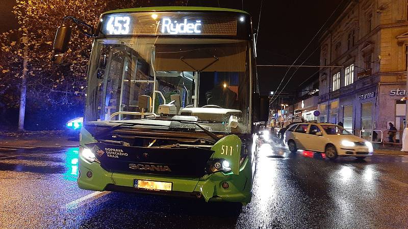 Okolo páté hodiny večer došlo ke srážce autobusu s osobním autem v ulici Masarykova.