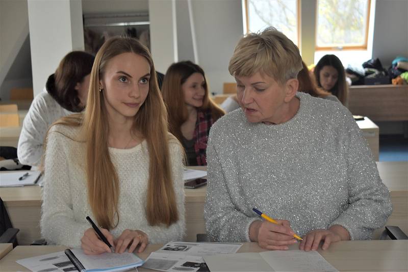 Ukrajinské běženkyně i s dětmi se učí češtinu na ústecké univerzitě.