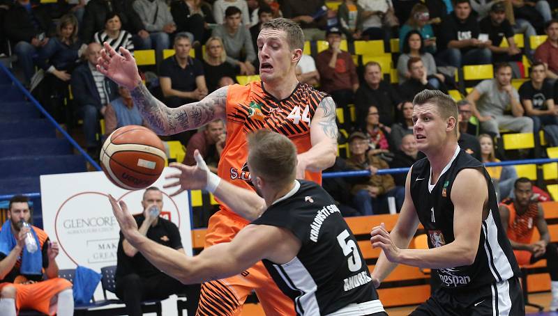 Basketbalový zápas mezi Ústím a Hradcem Králové