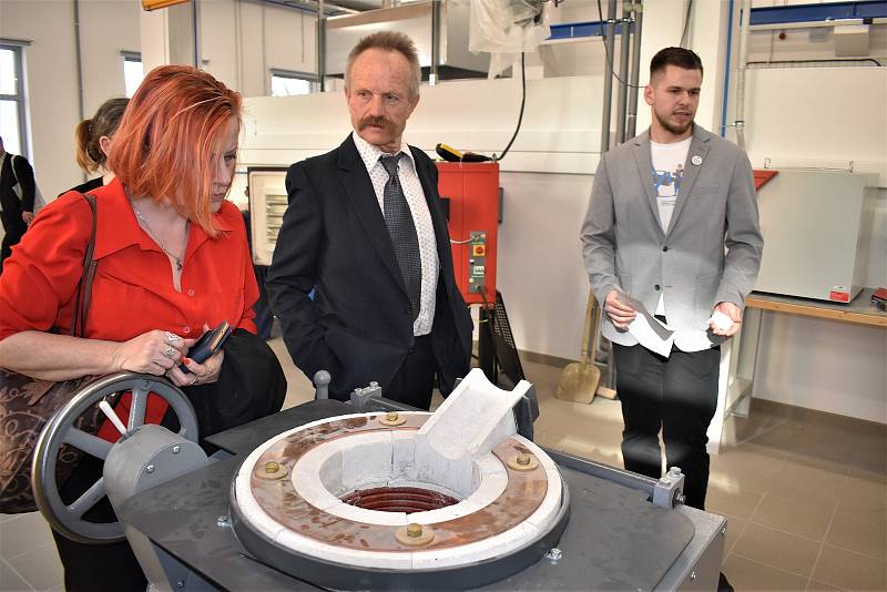 V univerzitním kampusu otevřeli Centrum materiálů a technologií, ukázali i nově vybavené laboratoře.