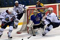 Hokejisté Ústí (modří) porazili Kladno 3:2 a ve čtvrtfinálové sérii se ujali vedení.