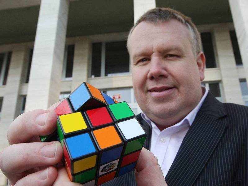 Libor Zajíček se symbolem 80. let - Rubikovou kostkou.