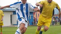 Fotbalisté Chabařovic (pruhovaní) doma porazili Malé Březno vysoko 6:1.