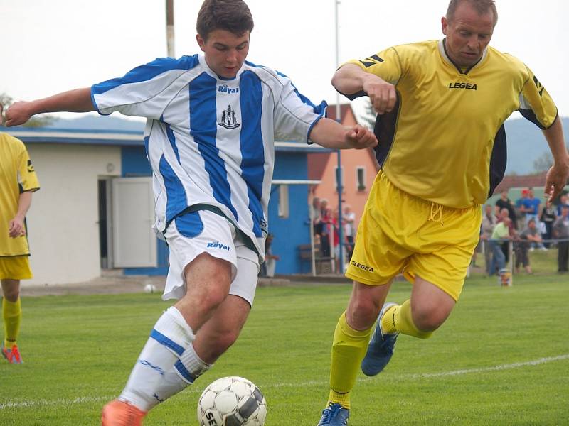 Fotbalisté Chabařovic (pruhovaní) doma porazili Malé Březno vysoko 6:1.