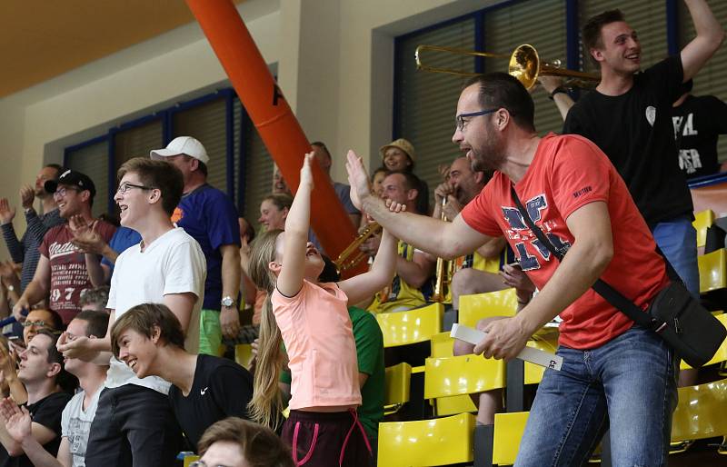 Utkání basketbalistů Ústí (ve žlutém) proti Pardubicím