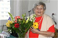 Ústečanka Danuška Jírová v dubnu oslaví sto let. Po celý život učila děti a byla náčelnicí Sokola. Hrála na housle, na klavír, zpívala. Dokonce stále píše vlastní básně. A také je recituje, naposledy při oslavě Mezinárodního dne žen v Ústí