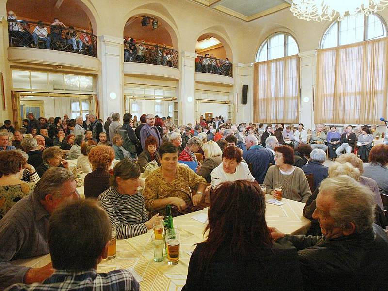 Přes pět set Ústečanů, většinou nájemníků společnosti CPI Byty, se včera vydalo do sálu Setuzy na Střekově.