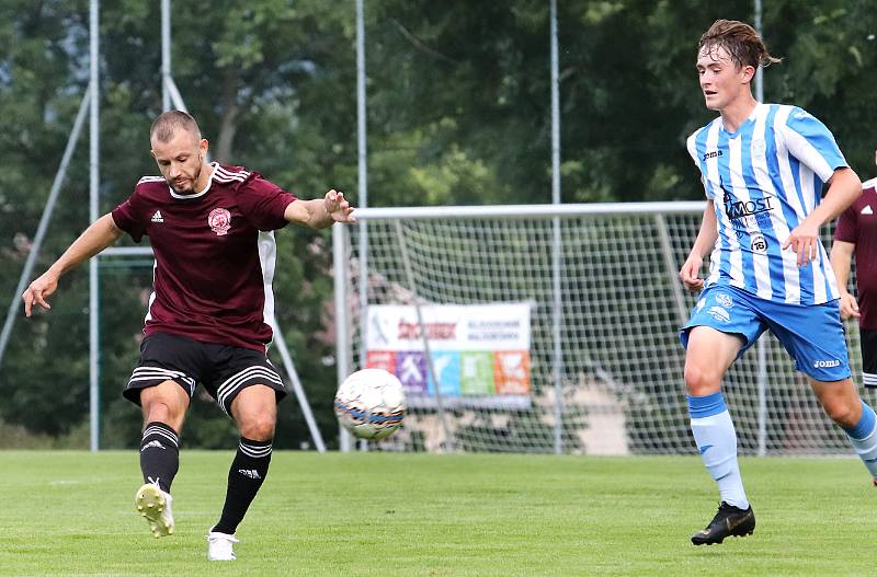 Korona Cup východ - Fotbalisté Neštěmic (rudočerní) podlehli mladíkům Mosteckého fotbalového klubu (modrobílí) 2:3.