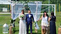 Na fotbalovém hřišti v Libouchci proběhla v pátek 13. srpna svatba. Jiří Novák, libouchecký fotbalista, si vzal děčínskou volejbalistku Lucii Strzepkovou.