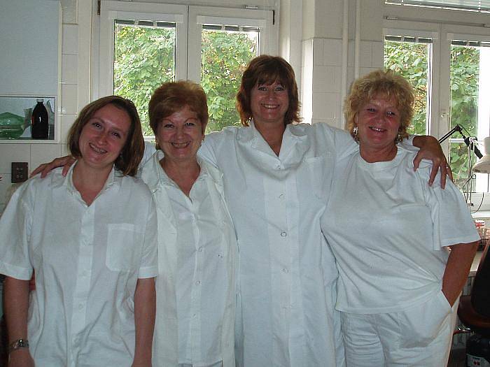 TO JSME MY. Laborantky z oddělení vakcín ústeckého zdravotního ústavu (zleva) Hana Křížová, Eva Burešová, Karola Haasová a Marie Faberová. 