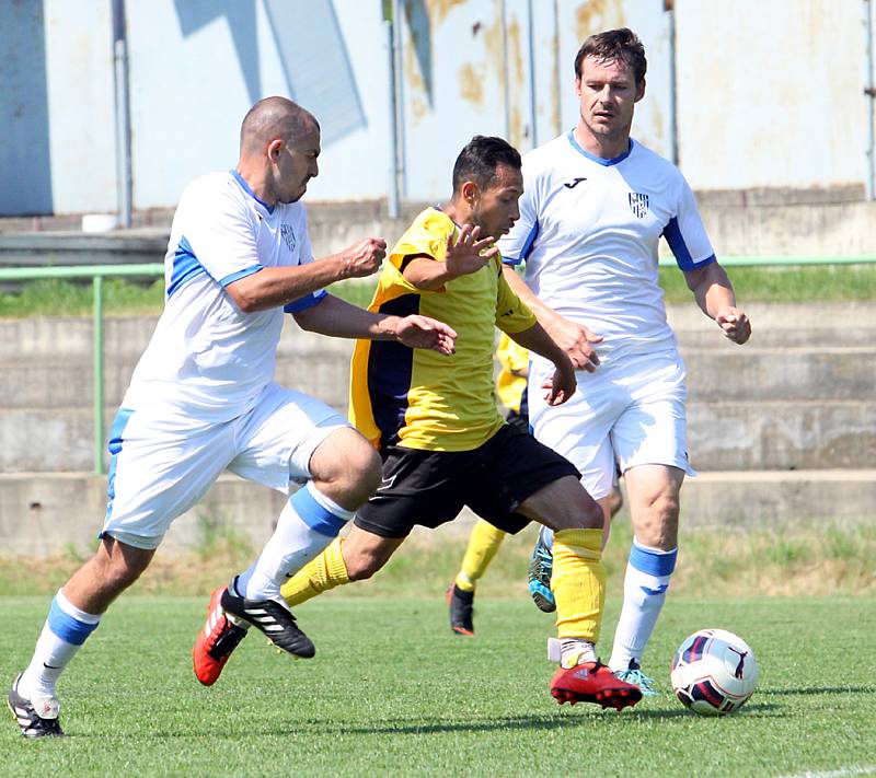 Fotbalisté Trmic (ve žlutočerném) doma smetli Chlumec 9:1.