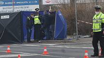 V pátek srazil řidič na Masarykově třídě v Ústí nad Labem na autobusové zastávce chodkyni. Zemřela na místě a řidič ujel.