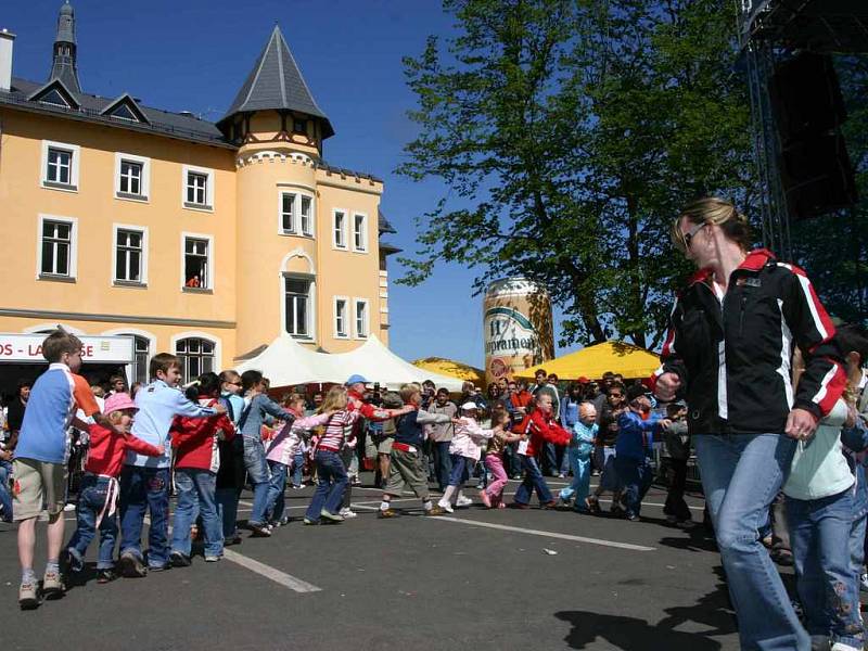 Před pódiem si zábavu užívaly skutečně jako děti, tak i dospělí...