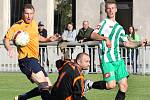 Fotbalisté Libouchce (zeleno-bílé dresy) zvítězili v derby na hřišti Jílového 3:1.